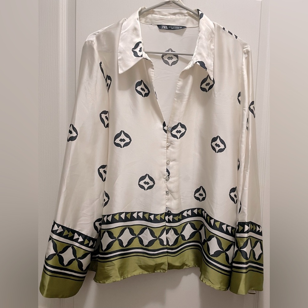 GUC Zara Women’s silky-feel printed blouse. Ivory, black and green. Size XL